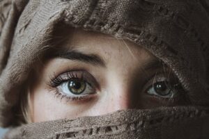 Foto Occhi verdi di donna con velo